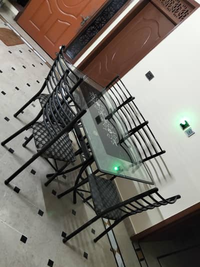 Dinnig table for sale with 6 chairs