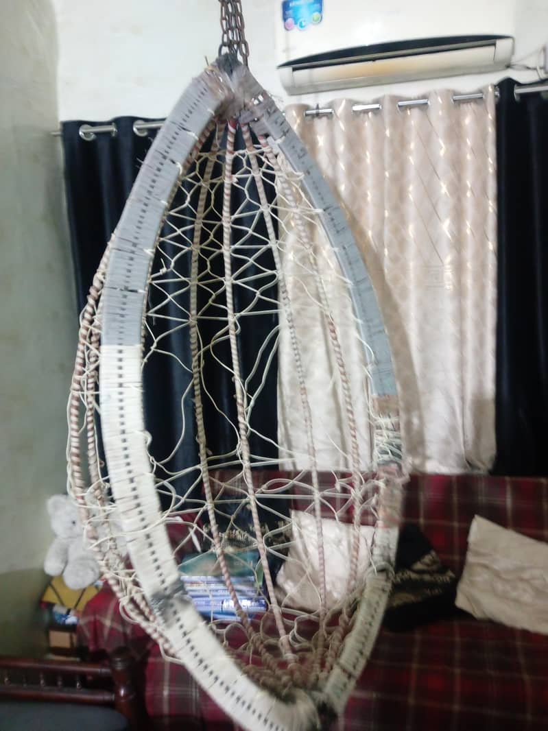 سنگل جھولا  مضبوط لوہا   اچھی کنڈیشن  صرف 3500 کا 4