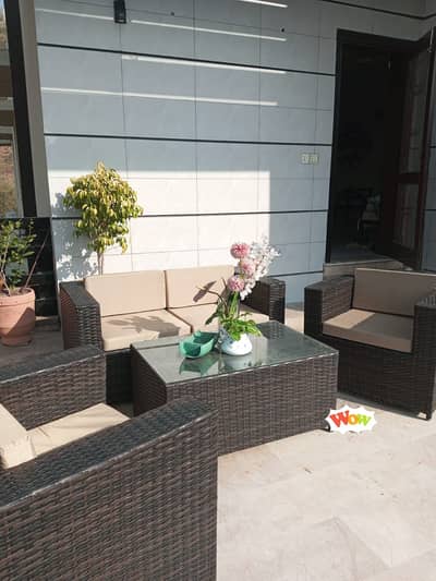 Ratan sofa with table