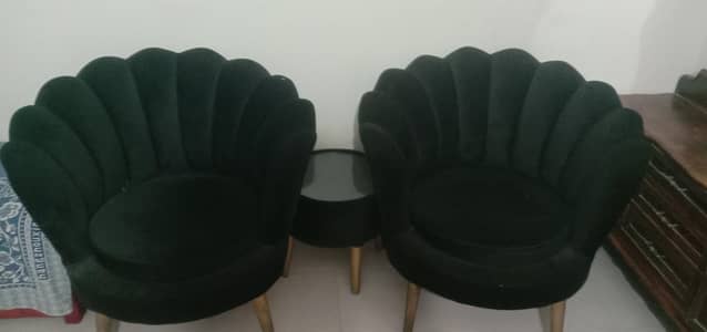 selling my rarely home used crown chairs ( coffee table set)