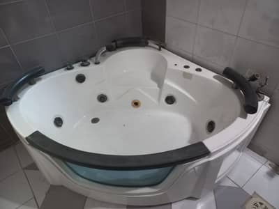 Whirlpool Bathtub 2 Person Hydro for Sale – Excellent Condition (9/10)
