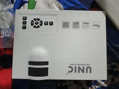 UNIC UC40 projector