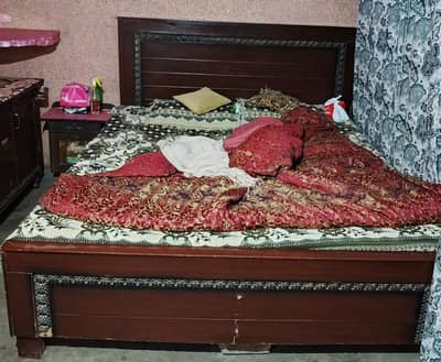 plai wood ka Full bed hai