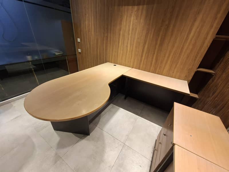 Good condition L shape table 0