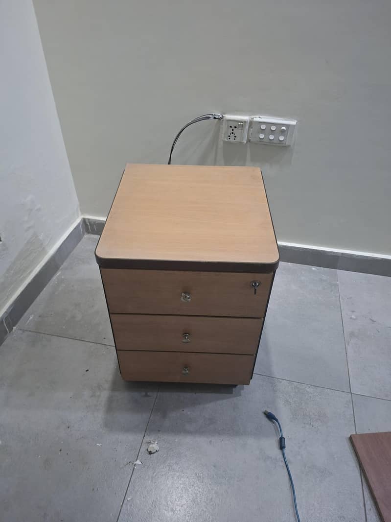Good condition L shape table 2