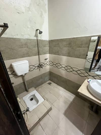 5 MARLA UPPER PORTION FOR RENT IN EDEN BOULAWARD NEAR COLLAGE ROAD LAHORE