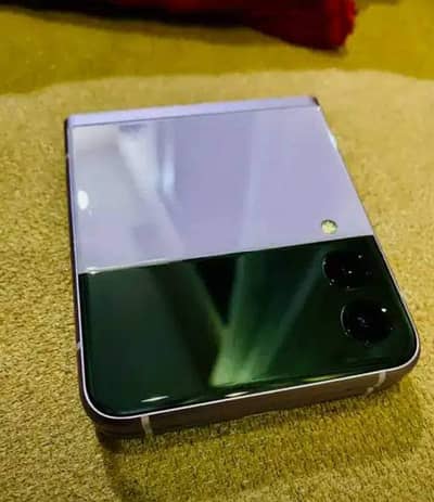 Samsung Mobile Z Flip 4 for sale/04335