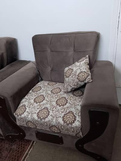 5 seater sofa set with cushions in good condition contact:03462555499