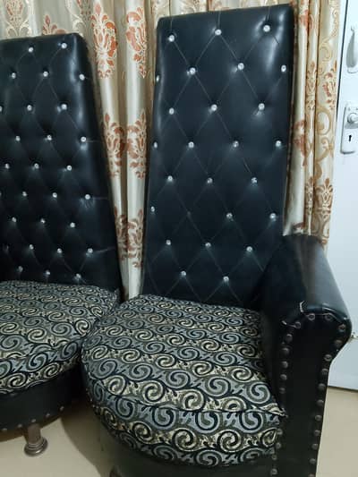2 seater sofa in good condition contact:03462555499