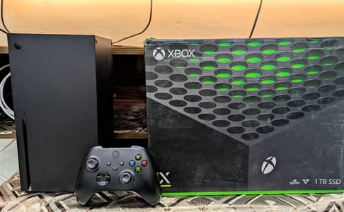 Xbox Series X (1 TB) + Extra Controller & Charging Dock