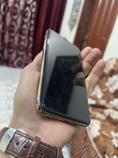 IPhone 11 Pro 512gb 80 health 10by10 water pack
