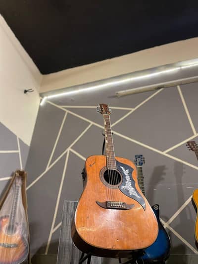 Japnese semi accoustic guitar  All ok  10/8 condition
