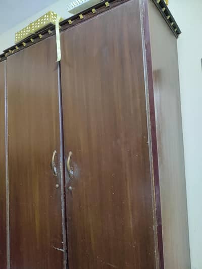 lasani 4 panel almaari best condition. just slightly need to repair