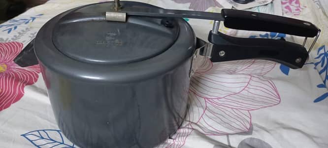 Indian non stick pressure cooker just 1 bar use