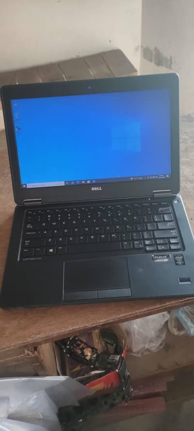 Dell latitude e7250 Cor i7 5th generation 8gb ram 256 ssd