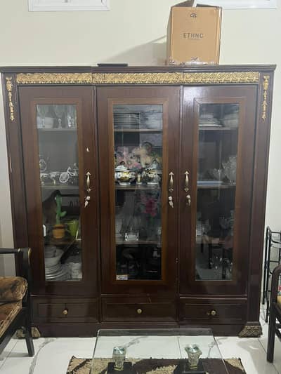 divider, sethi, table with rug