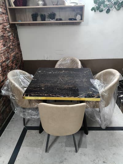 dinning table with 4 chairs