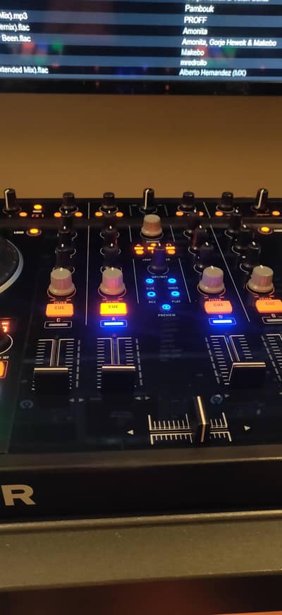 Traktor S4 DJ controller