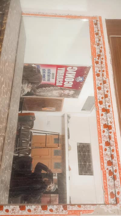 Beauty parlour mirror