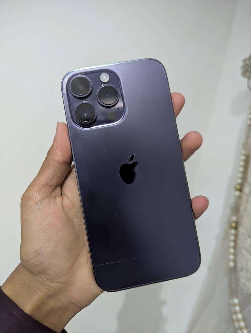 14 Pro Max 10/10 scratch less 2