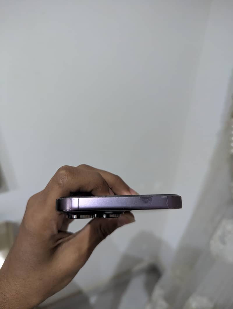 14 Pro Max 10/10 scratch less 6