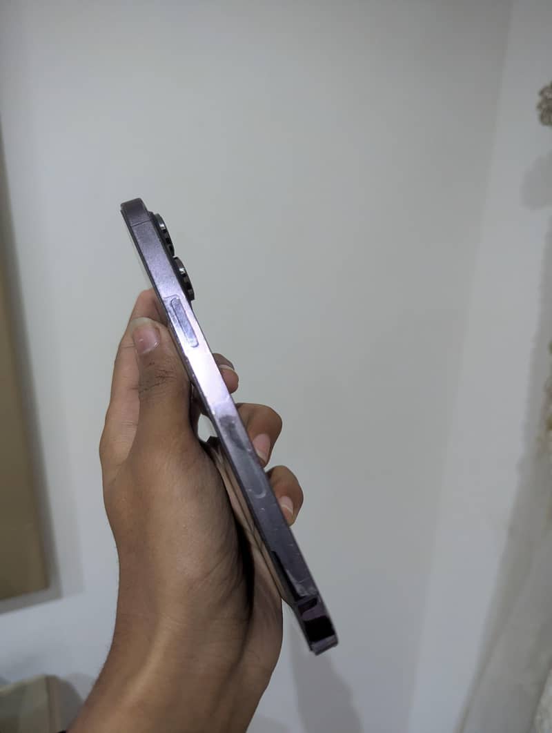 14 Pro Max 10/10 scratch less 8