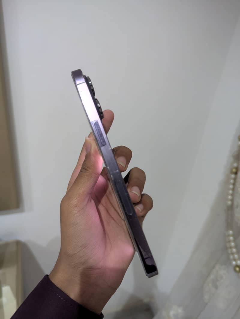 14 Pro Max 10/10 scratch less 9