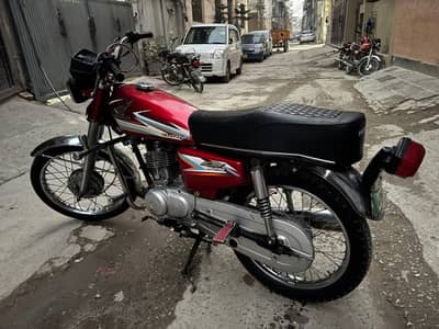 125 Honda condition ok hn England ok hn complete paper hn lahore num