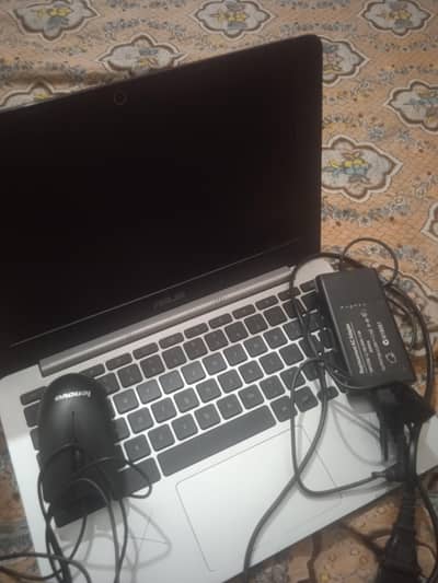 Asus chorom book laptop black silver body