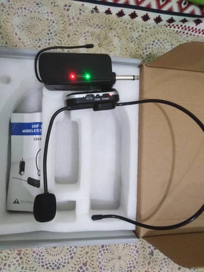 wireless head ger mic with dongle and box