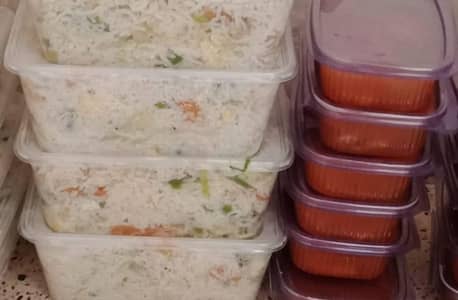 کھانے کے سٹال کے لئے سیل مین یا کام کرنے  والے  کی ضرورت ھے