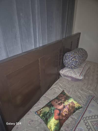 2 single beds 1 bed side table