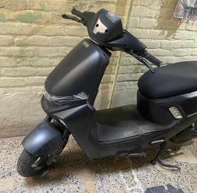 Evee S1 scooty