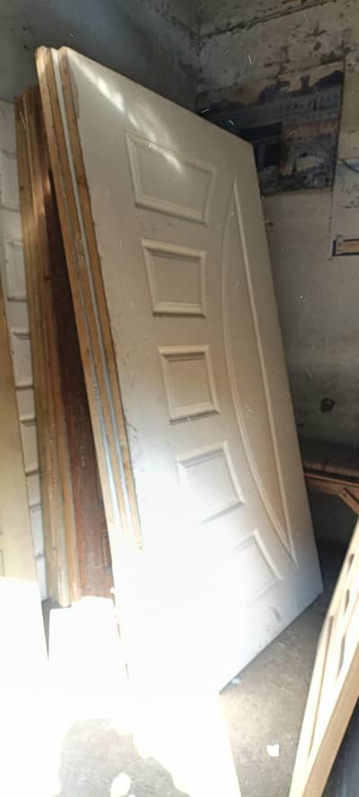 hamara pas 30 door ha  flash door and solid door munasib kimat par ha