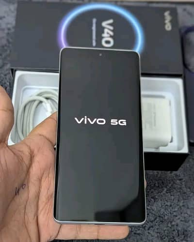 vivo v40 condition 10 by 9  12.256 ma ha box charger sab available ha