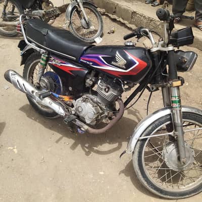 Honda 125 Karachi no black colour all ok complet documents