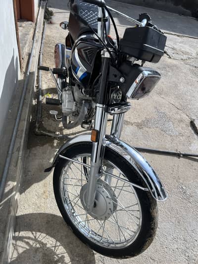 Honda 125 black colour