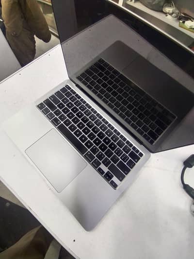 MacBook Air M1, 8/256,
