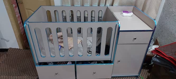 Baby bed with drawers unique look big size scratchless condition