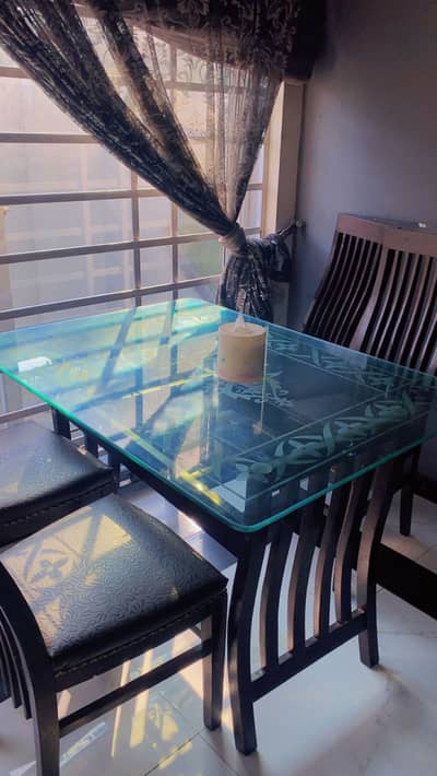 4 seater dinning table for sale in 9/10 condition
