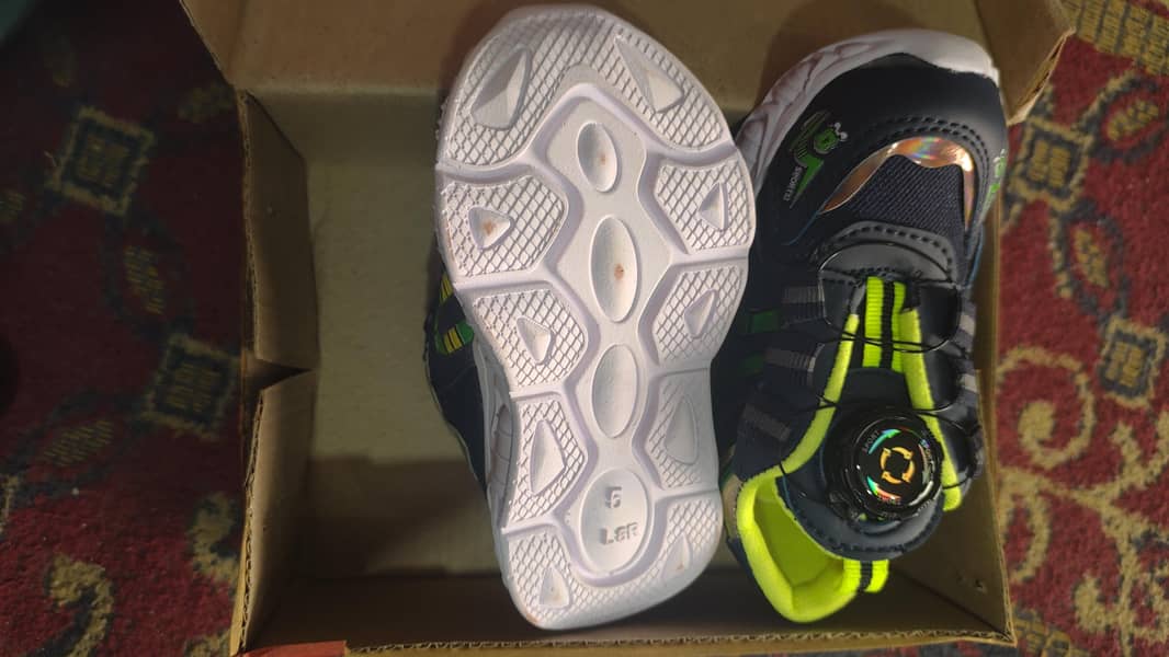 بچوں کے لیے ڈائل لیسنگ سسٹم والے اسپورٹس شوز (نیلا اور لائم گرین) 0