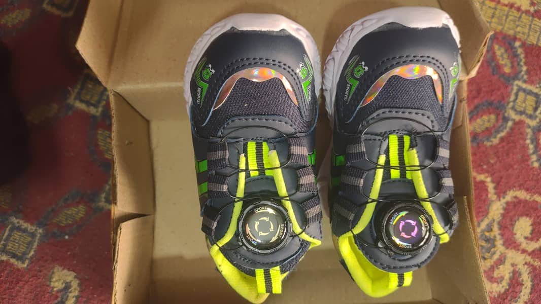 بچوں کے لیے ڈائل لیسنگ سسٹم والے اسپورٹس شوز (نیلا اور لائم گرین) 3