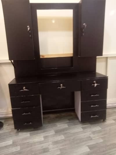 butysaloon rack almari new with three chairs moving