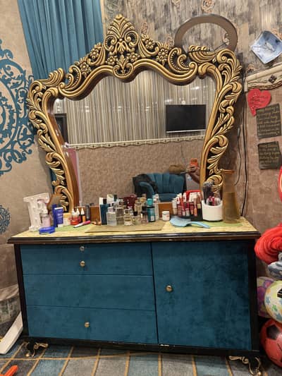 this is a dressing table with mirror