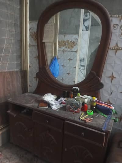 dressing wit drawers and mirror normal condition