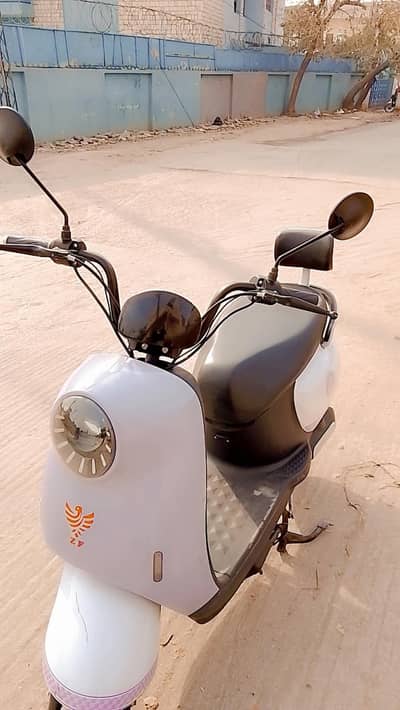 Premium Electric Scooter – Modern Design & Smooth Performance.