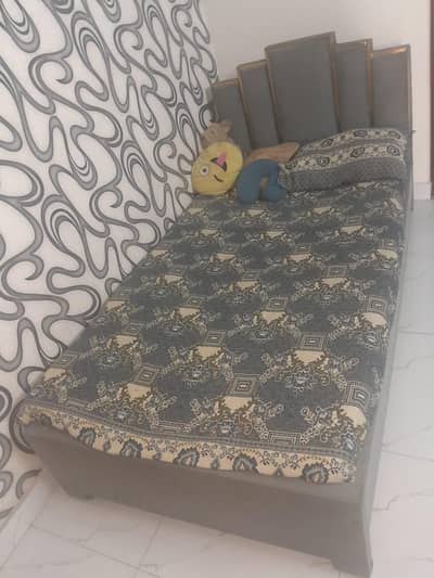 1 single bed with 1 side table