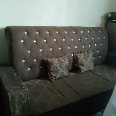 used hai or Thora SA damage hai sab kuch sath hai pillow bhi sth hain