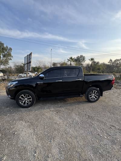 Toyota revo 2021 model h good condition h call 03185344161