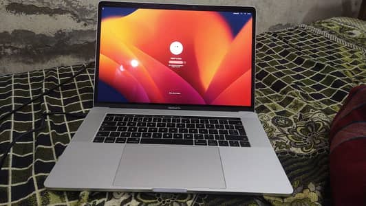 MacBook Pro 2017 15 Inches i7 16gb/256gb Touch Bar Retina Display